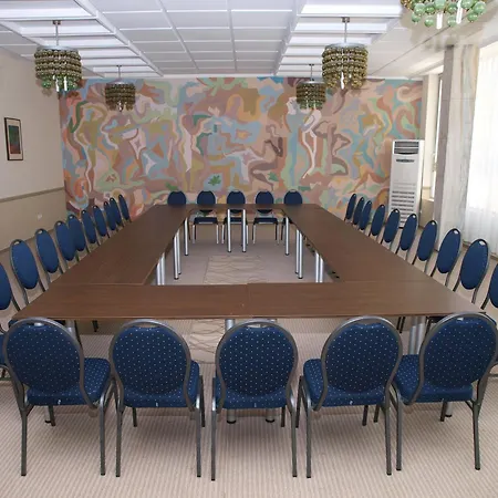 ровно Хотел